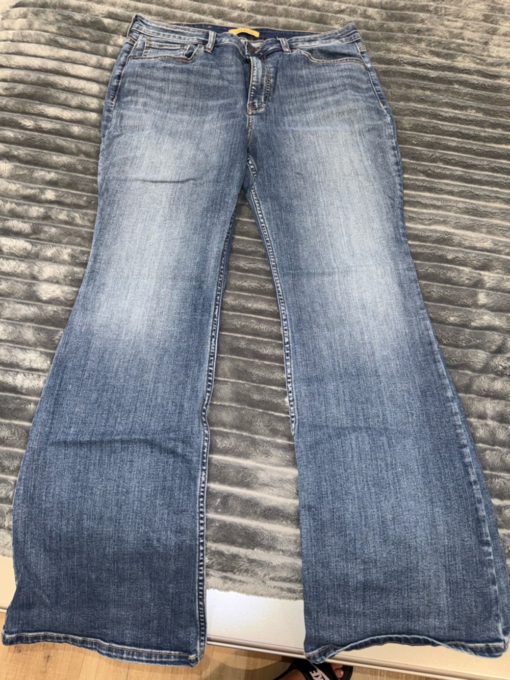 Shyanne Women's Wide Leg Jeans - Medium Blue Wash
